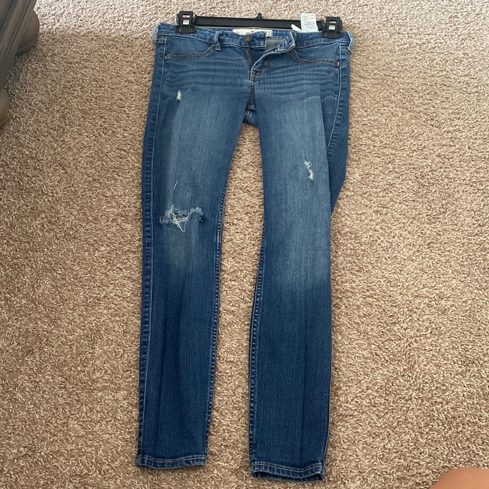 Hollister jeans. Size: 7R